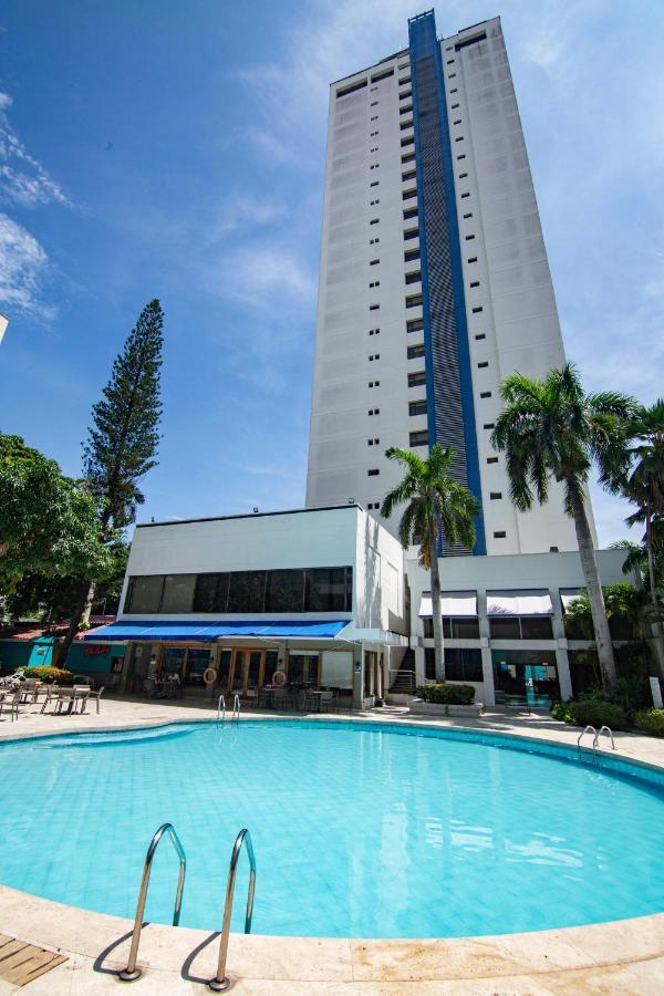 Hotel Barranquilla Plaza Exterior photo The swimming pool at the hotel