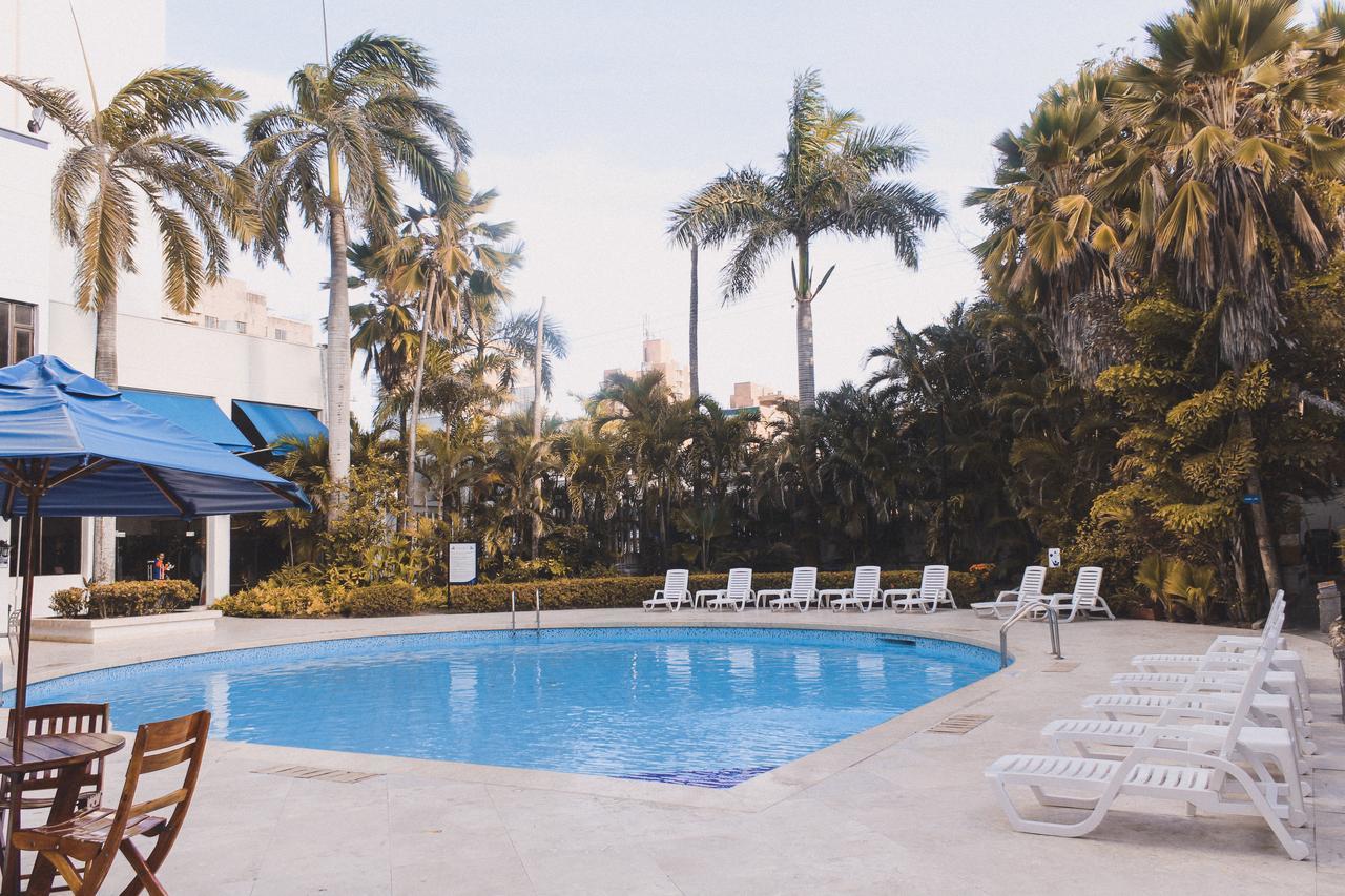 Hotel Barranquilla Plaza Exterior photo Swimming pool at the hotel