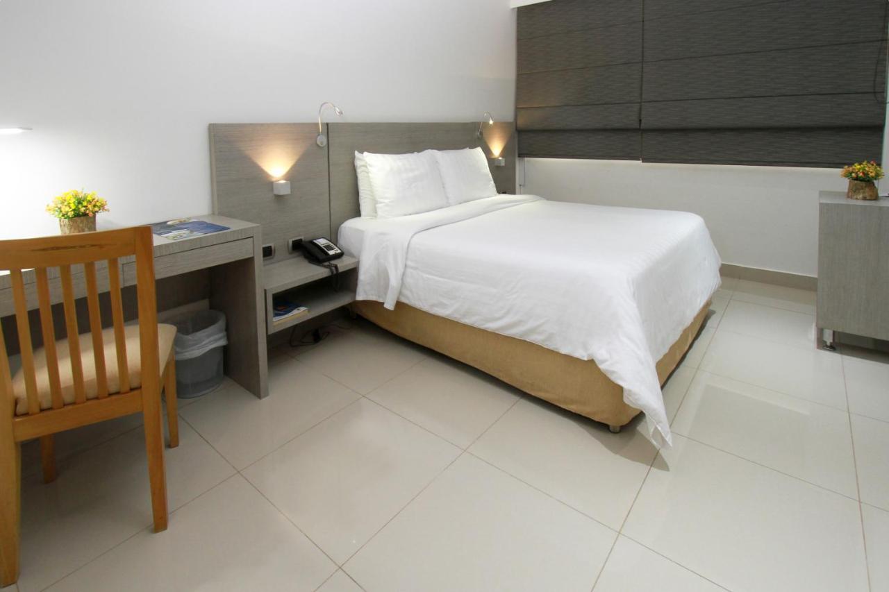 Hotel Barranquilla Plaza Exterior photo A room at the hotel